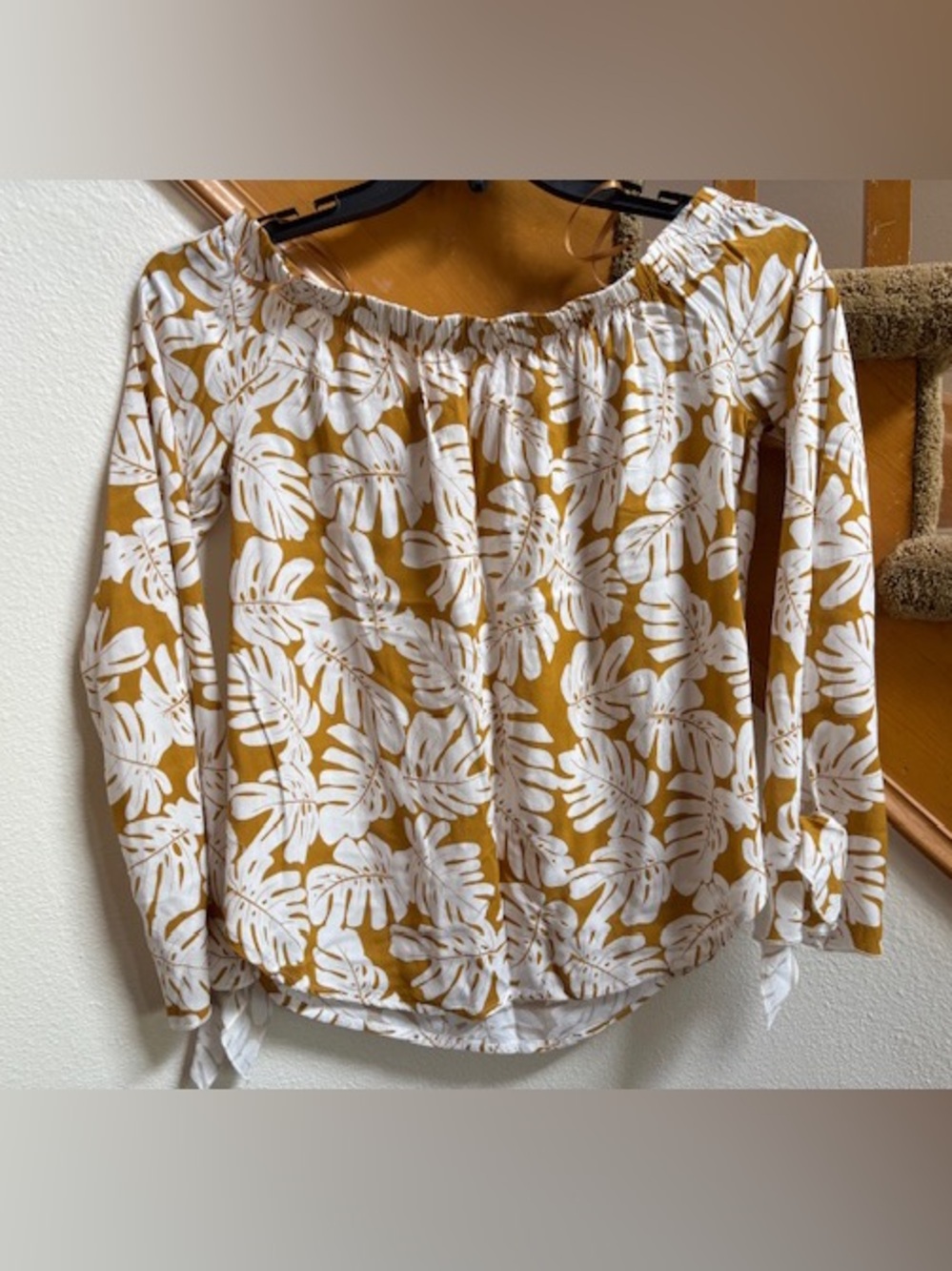 One Clothing Tropical Off-the-Shoulder Brown/White Top Juniors size L never worn